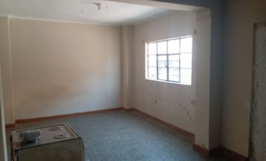 VENTA DE CASA COMO TERRENO, DE 3 NIVELES, 2 MINI-DEPARTAMENTOS, JARDIN, COCHERA, AZOTEA TECHADA