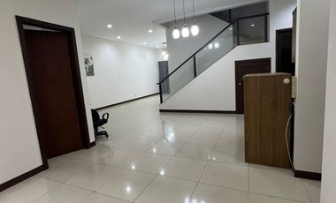 DISEWAKAN RUMAH RAPI SIAP HUNI DI PULOMAS JAKARTA TIMUR