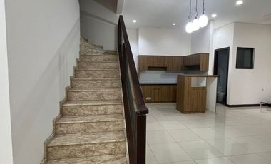 DISEWAKAN RUMAH RAPI SIAP HUNI DI PULOMAS JAKARTA TIMUR