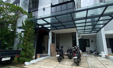 Disewa Rumah 3 Lantai Dalam Townhouse Tenang, Semi-Furnished dan Ada Kolam Renang, Jeruk Purut-Cilandak Jakarta Selatan