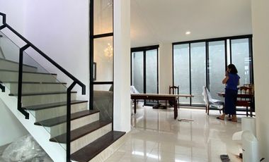 Disewa Rumah 3 Lantai Dalam Townhouse Tenang, Semi-Furnished dan Ada Kolam Renang, Jeruk Purut-Cilandak Jakarta Selatan