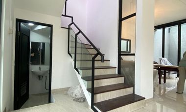 Disewa Rumah 3 Lantai Dalam Townhouse Tenang, Semi-Furnished dan Ada Kolam Renang, Jeruk Purut-Cilandak Jakarta Selatan