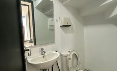 Disewa Rumah 3 Lantai Dalam Townhouse Tenang, Semi-Furnished dan Ada Kolam Renang, Jeruk Purut-Cilandak Jakarta Selatan