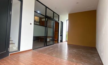 Disewa Rumah 3 Lantai Dalam Townhouse Tenang, Semi-Furnished dan Ada Kolam Renang, Jeruk Purut-Cilandak Jakarta Selatan