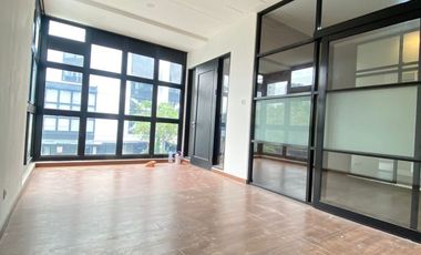 Disewa Rumah 3 Lantai Dalam Townhouse Tenang, Semi-Furnished dan Ada Kolam Renang, Jeruk Purut-Cilandak Jakarta Selatan