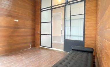 Disewa Rumah 3 Lantai Dalam Townhouse Tenang, Semi-Furnished dan Ada Kolam Renang, Jeruk Purut-Cilandak Jakarta Selatan