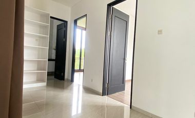 Disewa Rumah 3 Lantai Dalam Townhouse Tenang, Semi-Furnished dan Ada Kolam Renang, Jeruk Purut-Cilandak Jakarta Selatan