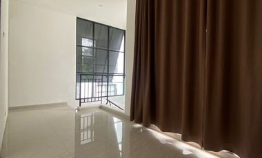 Disewa Rumah 3 Lantai Dalam Townhouse Tenang, Semi-Furnished dan Ada Kolam Renang, Jeruk Purut-Cilandak Jakarta Selatan