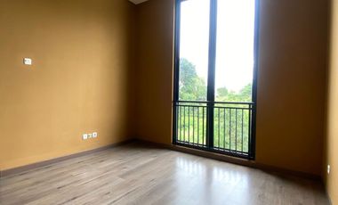 Disewa Rumah 3 Lantai Dalam Townhouse Tenang, Semi-Furnished dan Ada Kolam Renang, Jeruk Purut-Cilandak Jakarta Selatan