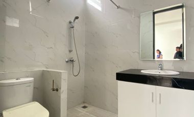 Disewa Rumah 3 Lantai Dalam Townhouse Tenang, Semi-Furnished dan Ada Kolam Renang, Jeruk Purut-Cilandak Jakarta Selatan