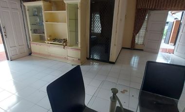 DISEWAKAN Rumah Pojok ( Hook ) Full Furnished Siap Pakai Perumahan Sutorejo Prima Indah Surabaya