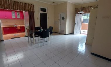 DISEWAKAN Rumah Pojok ( Hook ) Full Furnished Siap Pakai Perumahan Sutorejo Prima Indah Surabaya