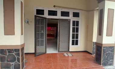 DISEWAKAN Rumah Pojok ( Hook ) Full Furnished Siap Pakai Perumahan Sutorejo Prima Indah Surabaya