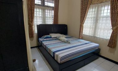 DISEWAKAN Rumah Pojok ( Hook ) Full Furnished Siap Pakai Perumahan Sutorejo Prima Indah Surabaya