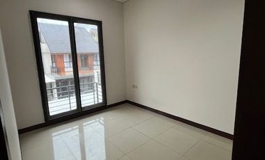 Rumah Cantik minimalis siap huni ( baru slesai renovasi) di Pulomas