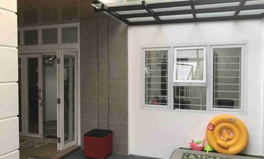 dijual rumah cantik 2 lantai siap pakai di Semarang Atas