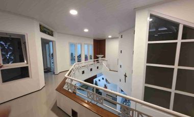 dijual rumah cantik 2 lantai siap pakai di Semarang Atas