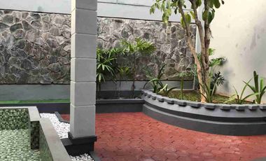 dijual rumah cantik 2 lantai siap pakai di Semarang Atas