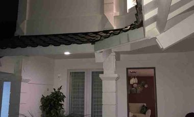 dijual rumah cantik 2 lantai siap pakai di Semarang Atas