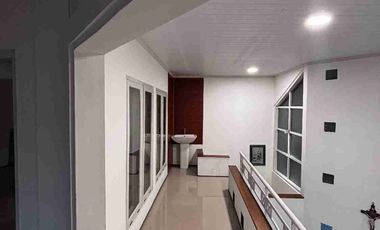 dijual rumah cantik 2 lantai siap pakai di Semarang Atas