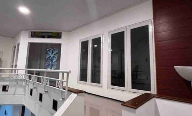 dijual rumah cantik 2 lantai siap pakai di Semarang Atas