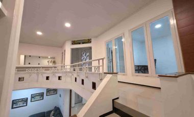 dijual rumah cantik 2 lantai siap pakai di Semarang Atas