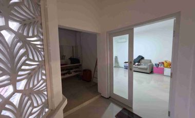 dijual rumah cantik 2 lantai siap pakai di Semarang Atas