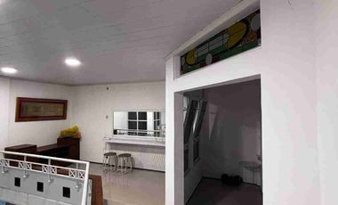 dijual rumah cantik 2 lantai siap pakai di Semarang Atas