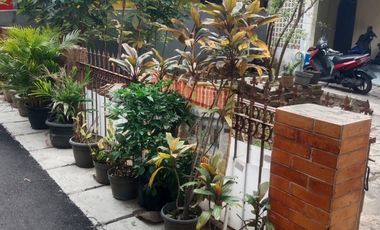 Rumah Luas dengan Halaman Depan & Belakang di Serdang, Jakarta Pusat