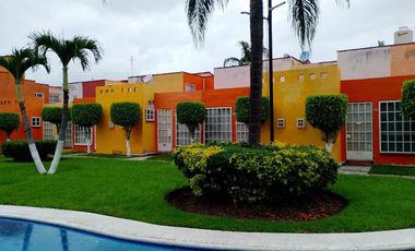 CASA CON ALBERCA EN ÁREA COMÚN EN FRACC LAS GARZAS