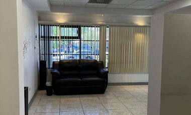 OFICINA HABILITADA SOBRE AVENIDA PRINCIPAL DE 60 M2