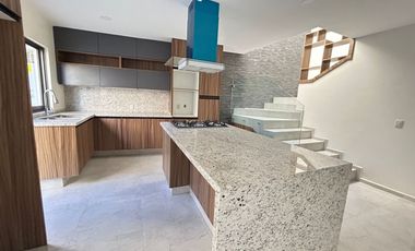 SE RENTA CASA ARGENTA RESIDENCIAL ZONA CUCEA $25,000.00