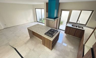 SE RENTA CASA ARGENTA RESIDENCIAL ZONA CUCEA $25,000.00