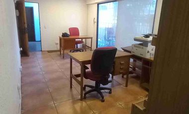 Oficina primer piso avenida Salvador Providencia.