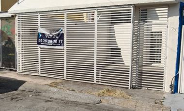 CASA EN VENTA FRENTE A MUNDO E