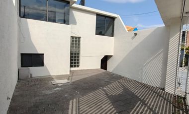 CASA EN VENTA FRENTE A MUNDO E