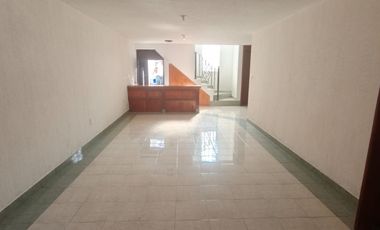 CASA EN VENTA FRENTE A MUNDO E