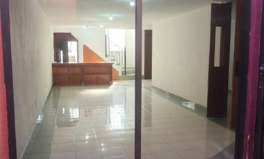 CASA EN VENTA FRENTE A MUNDO E