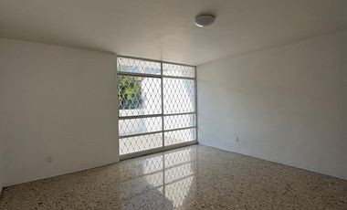 CASA REMODELADA EN JARDINES DEL COUNTRY