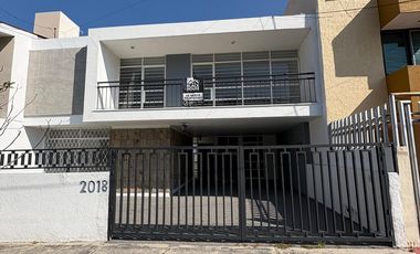 CASA REMODELADA EN JARDINES DEL COUNTRY