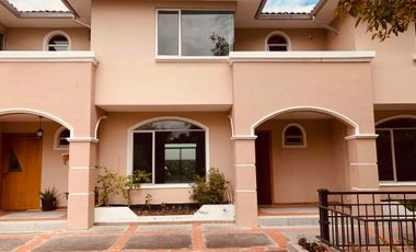 CASA EN ARRIENDO 3 DOMITORIOS , EN CONJUNTO - SECTOR LA PRIMAVERA CUMBAYA