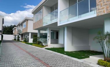 Casa de Venta por Estrenar - Sector Tumbaco - 3 Habitaciones