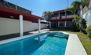 Casa con alberca y bungalow independiente a una cuadra de Plan de Ayala