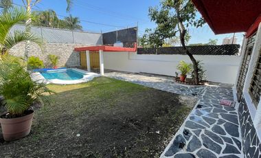 Casa con alberca y bungalow independiente a una cuadra de Plan de Ayala