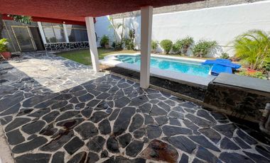 Casa con alberca y bungalow independiente a una cuadra de Plan de Ayala