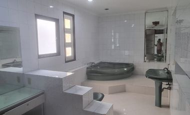 Jual Rumah mewah & rapi  full furnished pinggir pantai di Ancol Timur