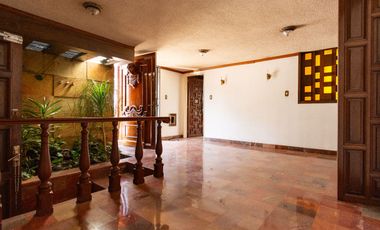 CASA EN ESQUINA, CON JARDIN, COLONIA LA PAZ