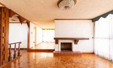 CASA EN ESQUINA, CON JARDIN, COLONIA LA PAZ