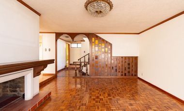 CASA EN ESQUINA, CON JARDIN, COLONIA LA PAZ