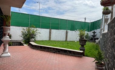 CASA EN ESQUINA, CON JARDIN, COLONIA LA PAZ